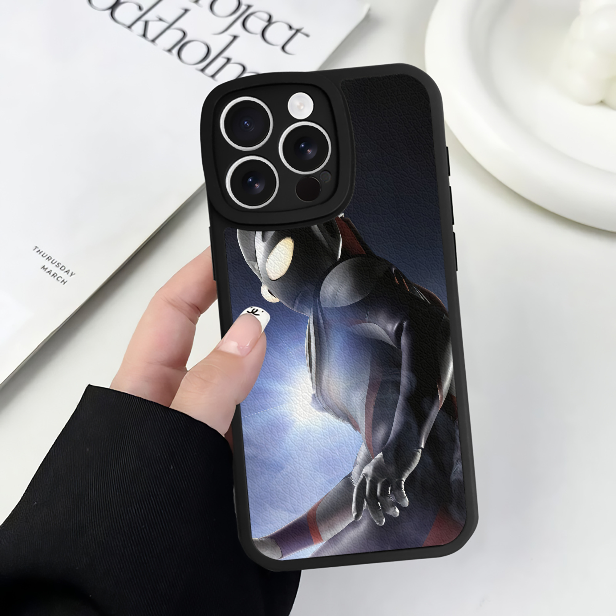 （画像用） ウルトラマン Ultraman 【iPhone 16シリーズ対応】シリコンスマホケース（レザー調） 材質：シリコン